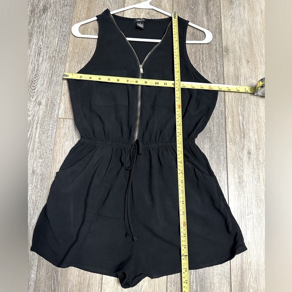 💝 Sexy small black romper shorts black with gold zipper.
